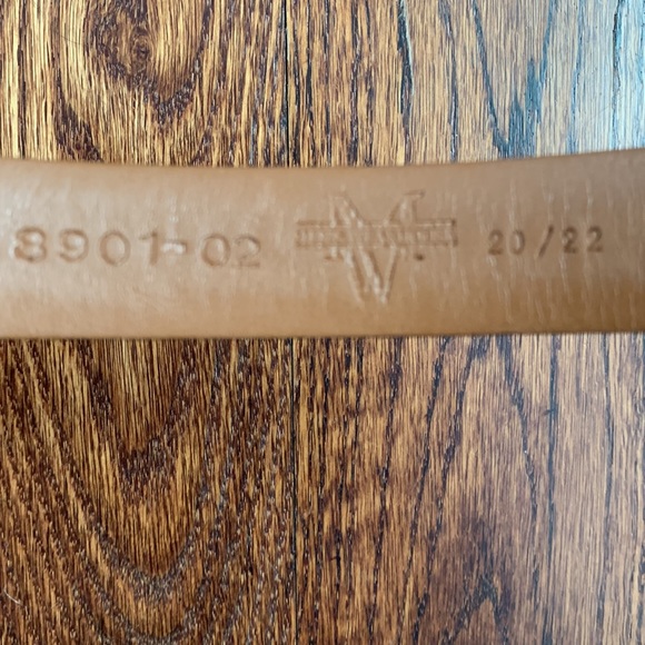 YOUTH FORMAL LEATHER BLACK BELT SIZE 20/22” (6) W/ SILVER BUCKLE MEN’S WAREHOUSE - Picture 3 of 4